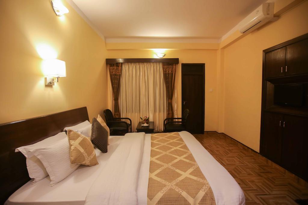 Hotel Peninsula Pokhara Exterior photo