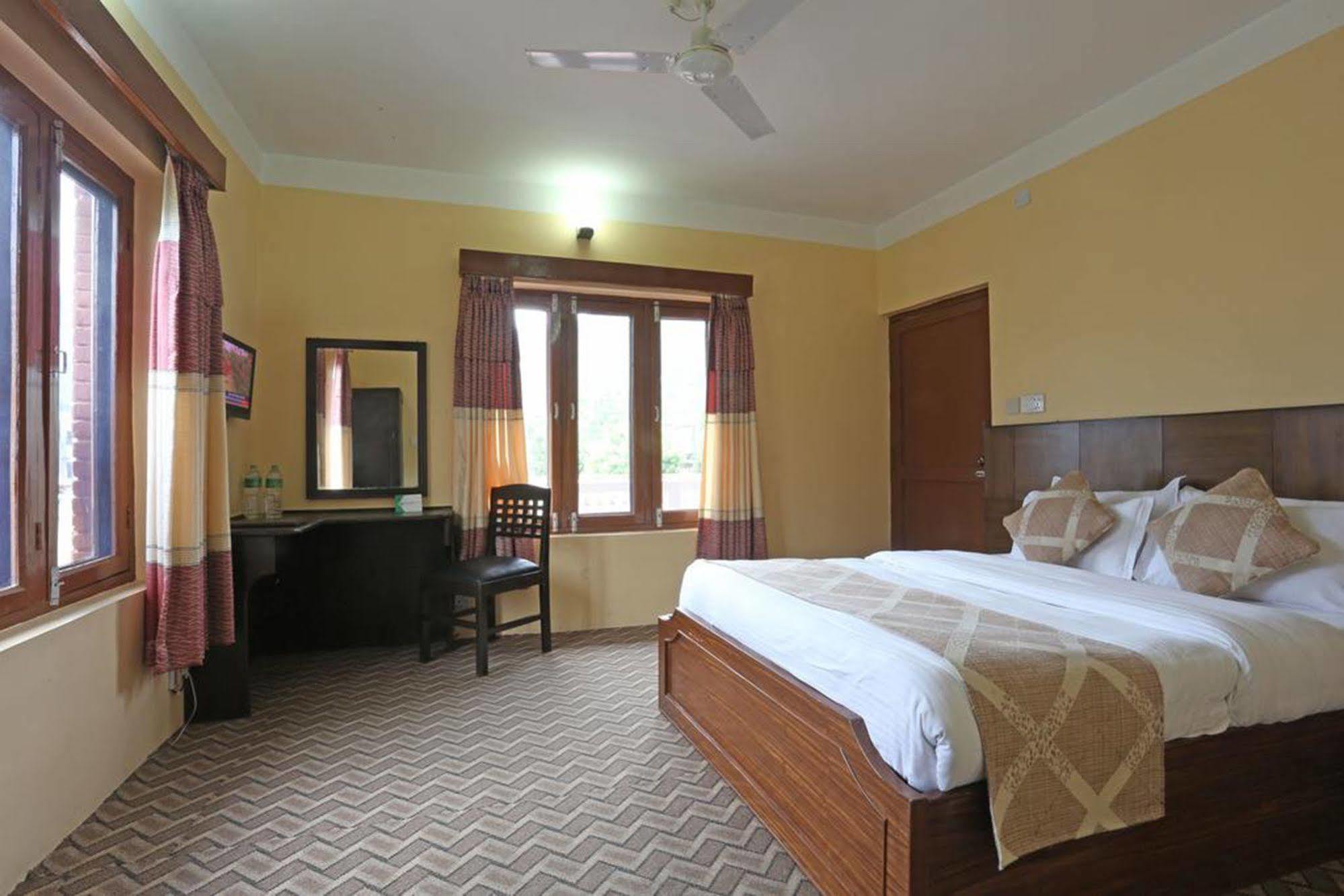 Hotel Peninsula Pokhara Exterior photo