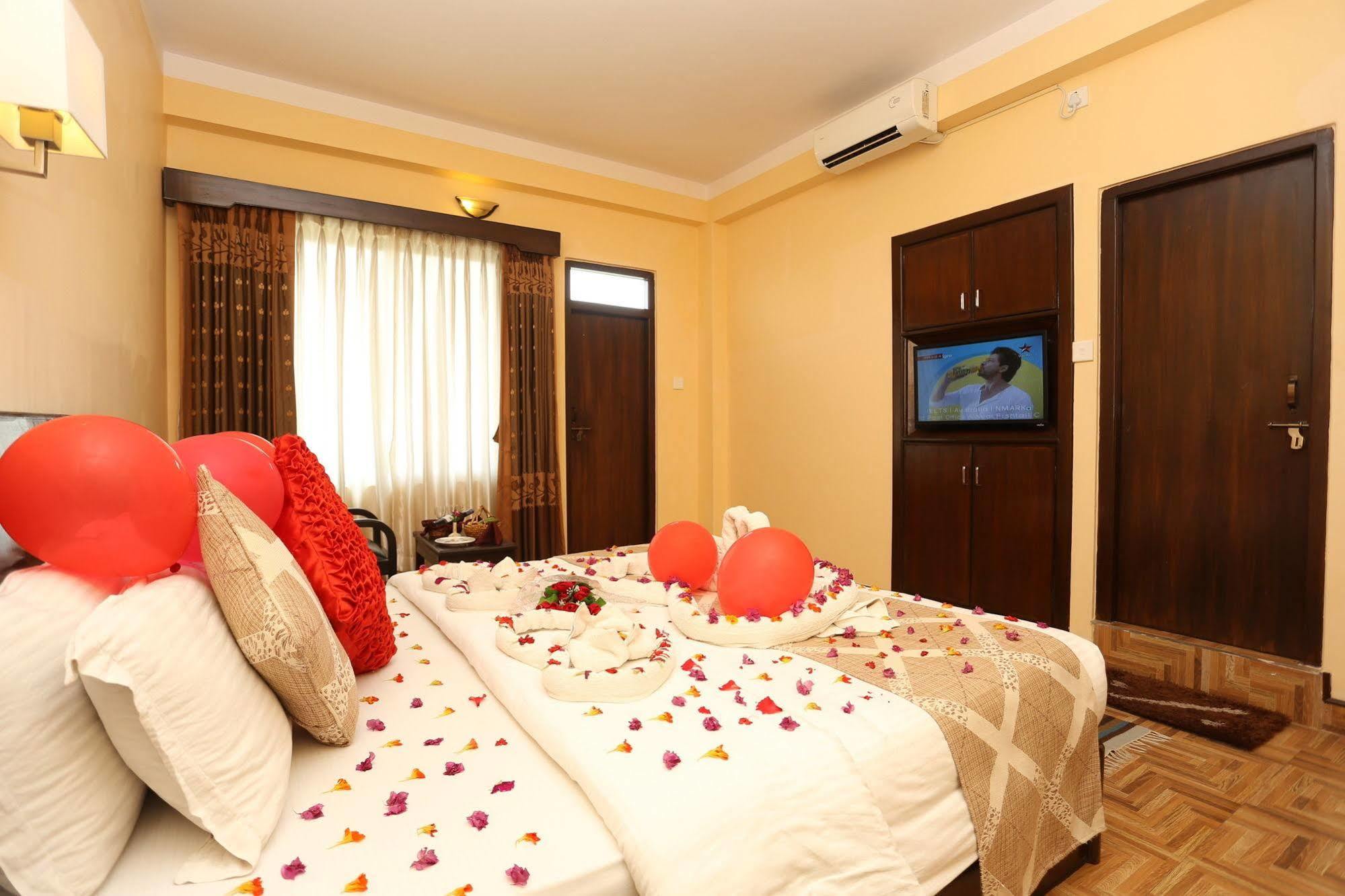 Hotel Peninsula Pokhara Exterior photo