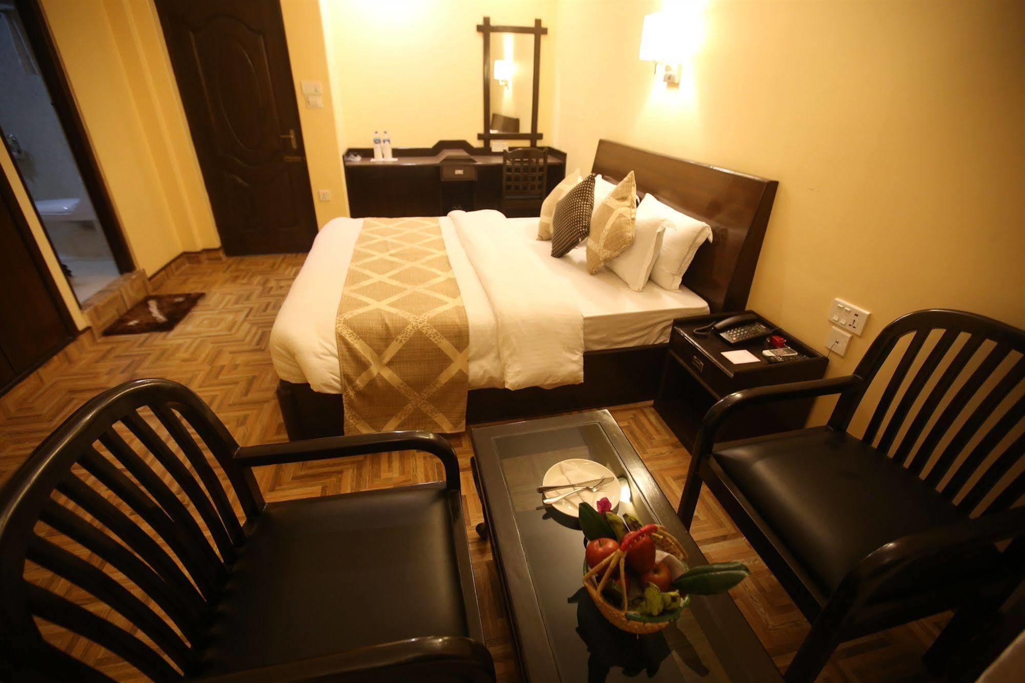 Hotel Peninsula Pokhara Exterior photo